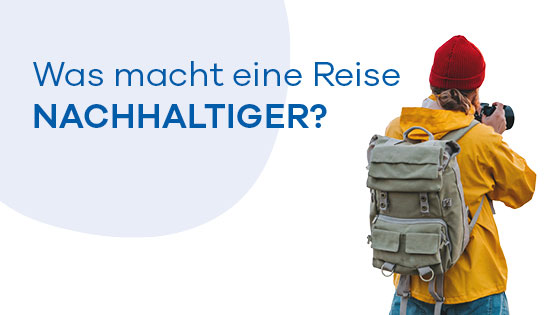 Mann steht mit dem Rücken zum Betrachter und macht ein Foto.