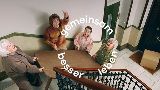 Familie sammelt Müll am Strand