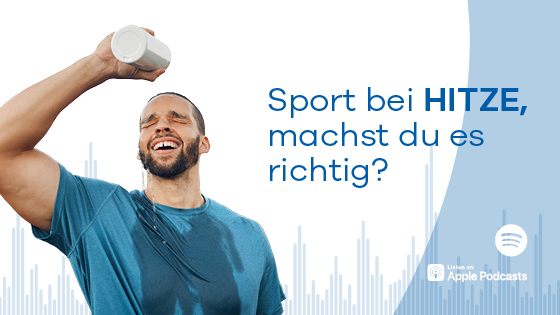 Sportler kühlt sich mit Wasser aus seiner Flasche ab.
