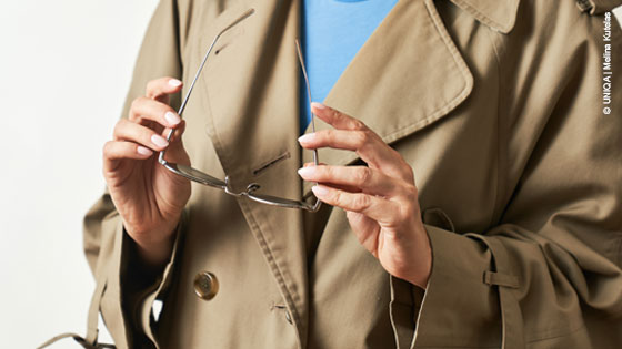 jacke sonnenbrille hand