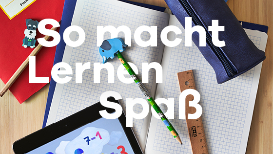 Ein Schreibtisch von oben mit Heft und Stiften.