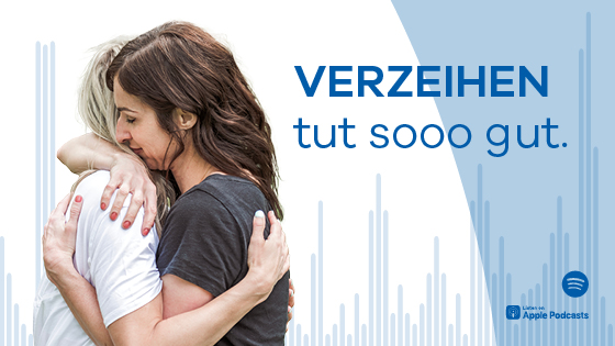 zwei frauen umarmen sich