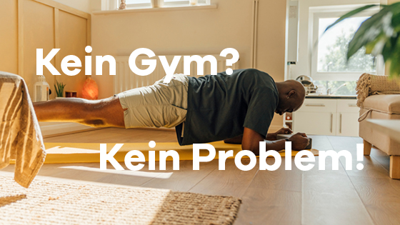 Mann macht ein Homeworkout Zuhause