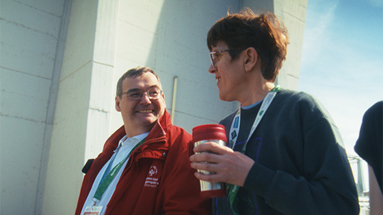 Die Athlet:innen Nora und Erich lachen sich gegenseitig an.