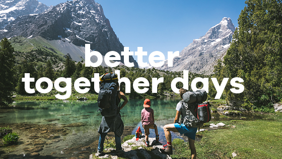 Familie auf Wanderung schaut auf See.