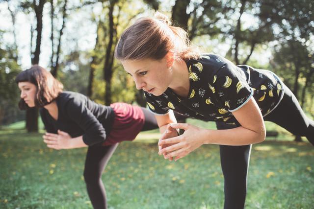 Zwei Frauen beim Yoga im Park