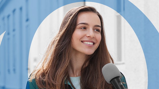 Frau wird auf einer Straße interviewt