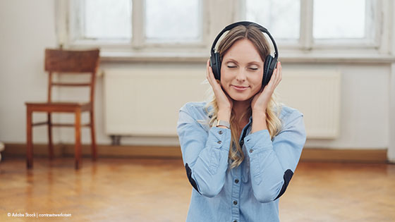 frau hoert alleine musik