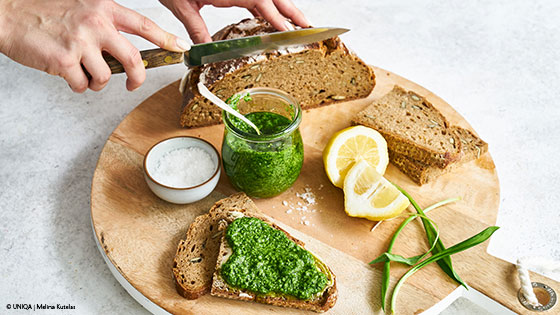 Brot mit Bärlauch auf Tisch