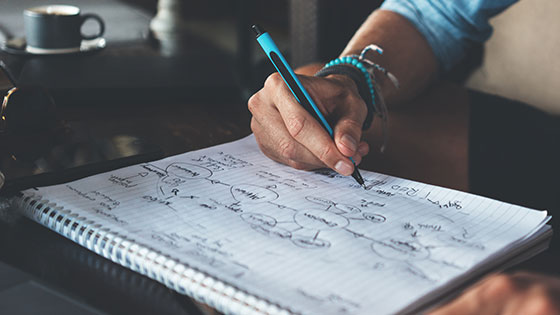 Mann zeichnet Bucket-List