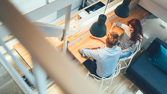 Paar sitzt an Holz-Tisch