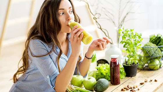 Frau trinkt Detox-Saft