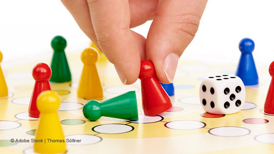 hand stoesst kegel um bei mensch aergere dich nicht spiel