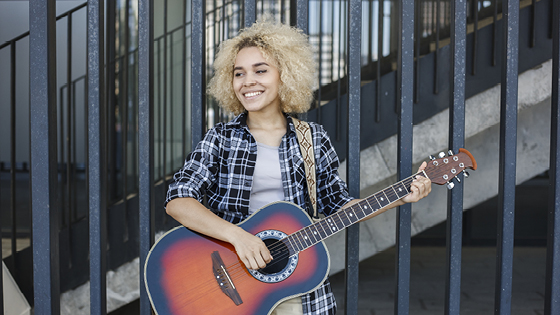 frau spielt gitarre