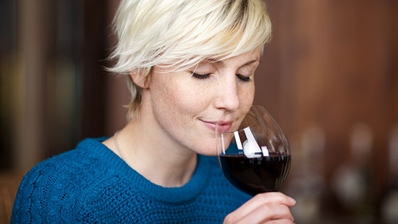 frau kostet glas rotwein