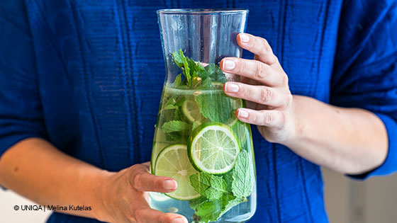 frau mit wasserkaraffe