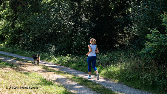 frau joggt in park