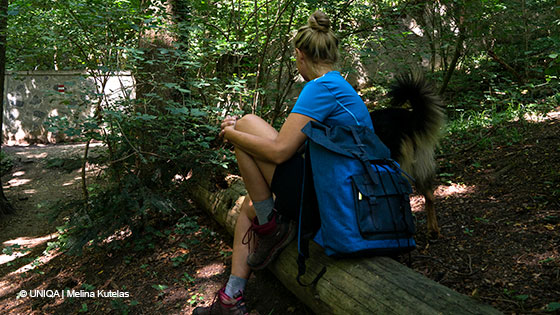 frau ruht sich aus im wald 
