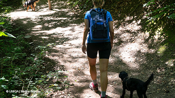 frau wandert in wald