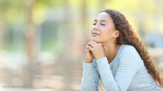 frau schliesst augen