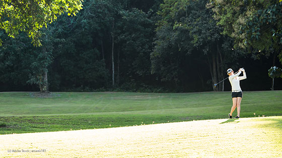 Golfsport - Frau beim Abschlag