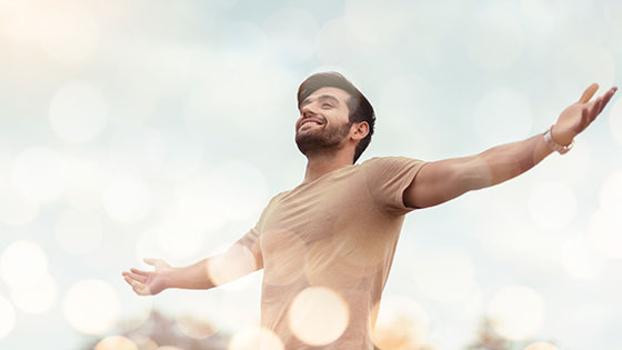 Mann mit ausgebreiteten Armen