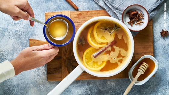 Eine Person bereitet gesunde Weihnachtsnaschereien zu