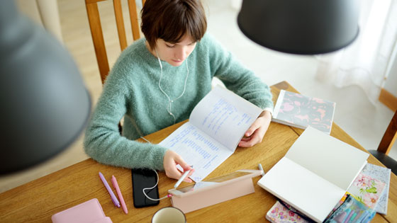 Kind macht Hausübung/Hausaufgaben