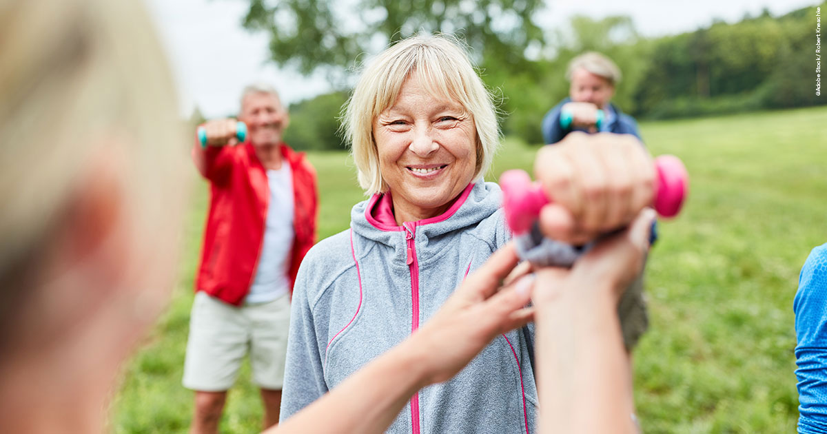 Frau macht Sport gemeinsam mit einer Gruppe