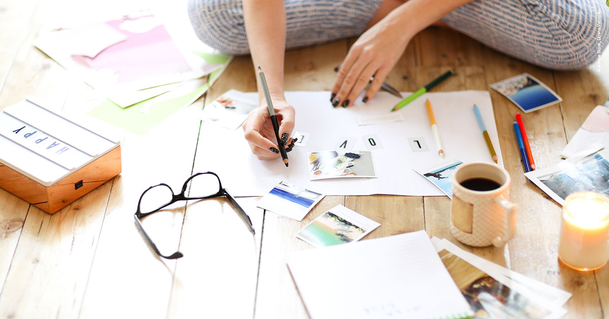 Frau erstellt ein Vision Board