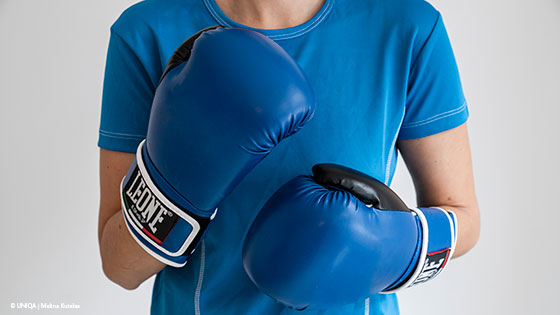frau mit boxhandschuh