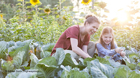 mutter und tochter mit kohl auf feld