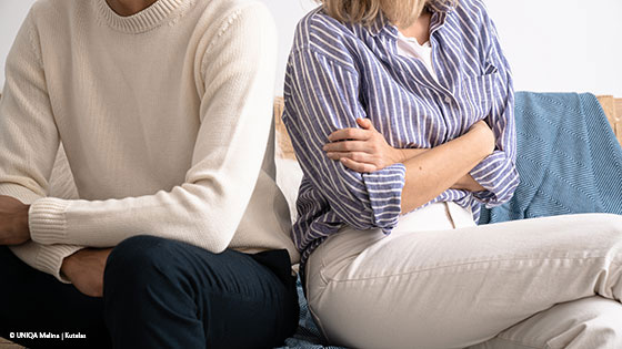 paar dreht sich voneinander weg