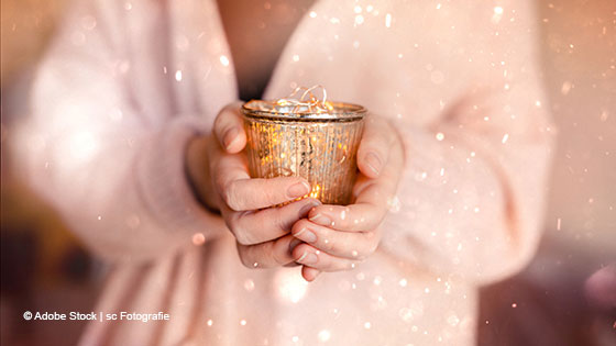 frau mit glitzernder tasse