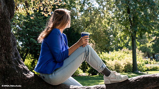 frau auf baum im park