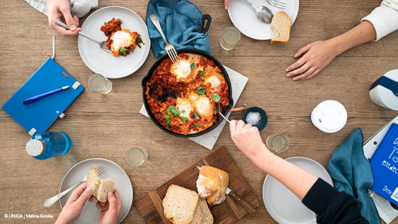 mitbewohner essen miteinander