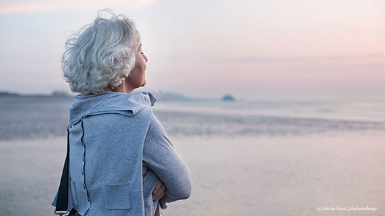aeltere dame am meer