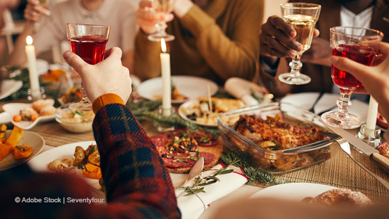 familie isst an weihnachtstisch