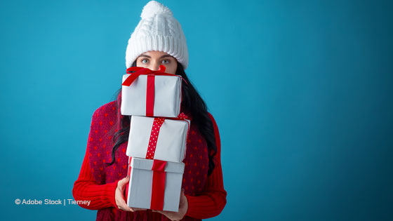 frau mit Haube und Geschenk
