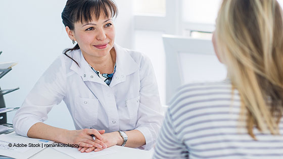 Frau sitzt bei einer Ärztin 