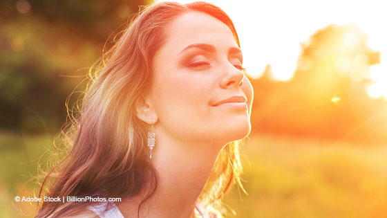 Frau genießt Sonnenschein