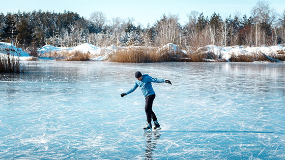 Eislaufende Person in der Natur