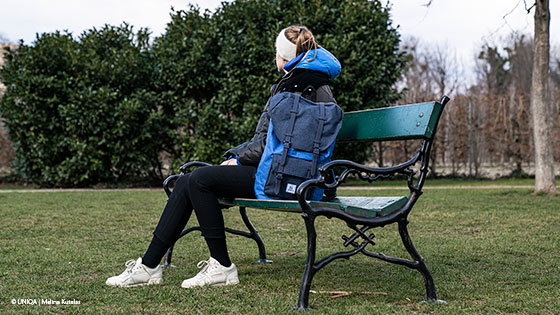 frau auf bank in park