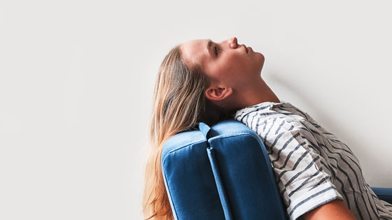 Vater spielt mit Kind am Tisch mit Holzspielzeug