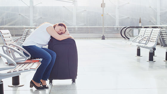 frau schlaeft auf flughafen