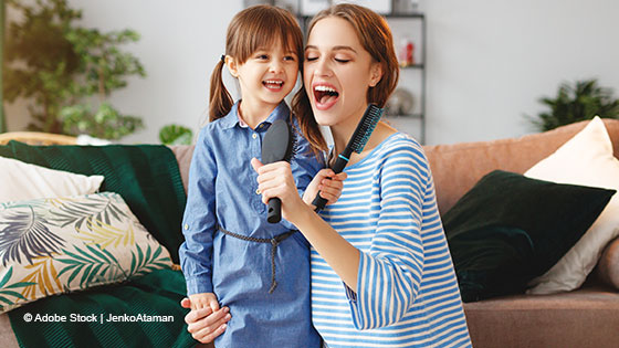Mutter und Tochter singen gemeinsam