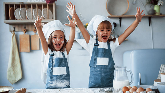 kinder beim backen