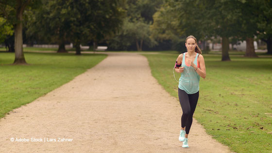 frau joggt in park