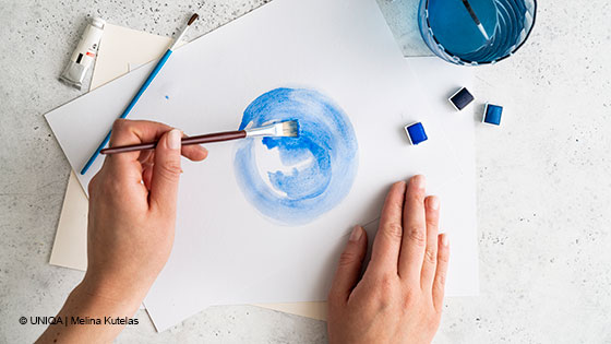 person malt mit blauen farben