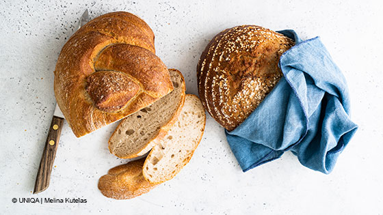 weissbrot mit messer und blauem tuch